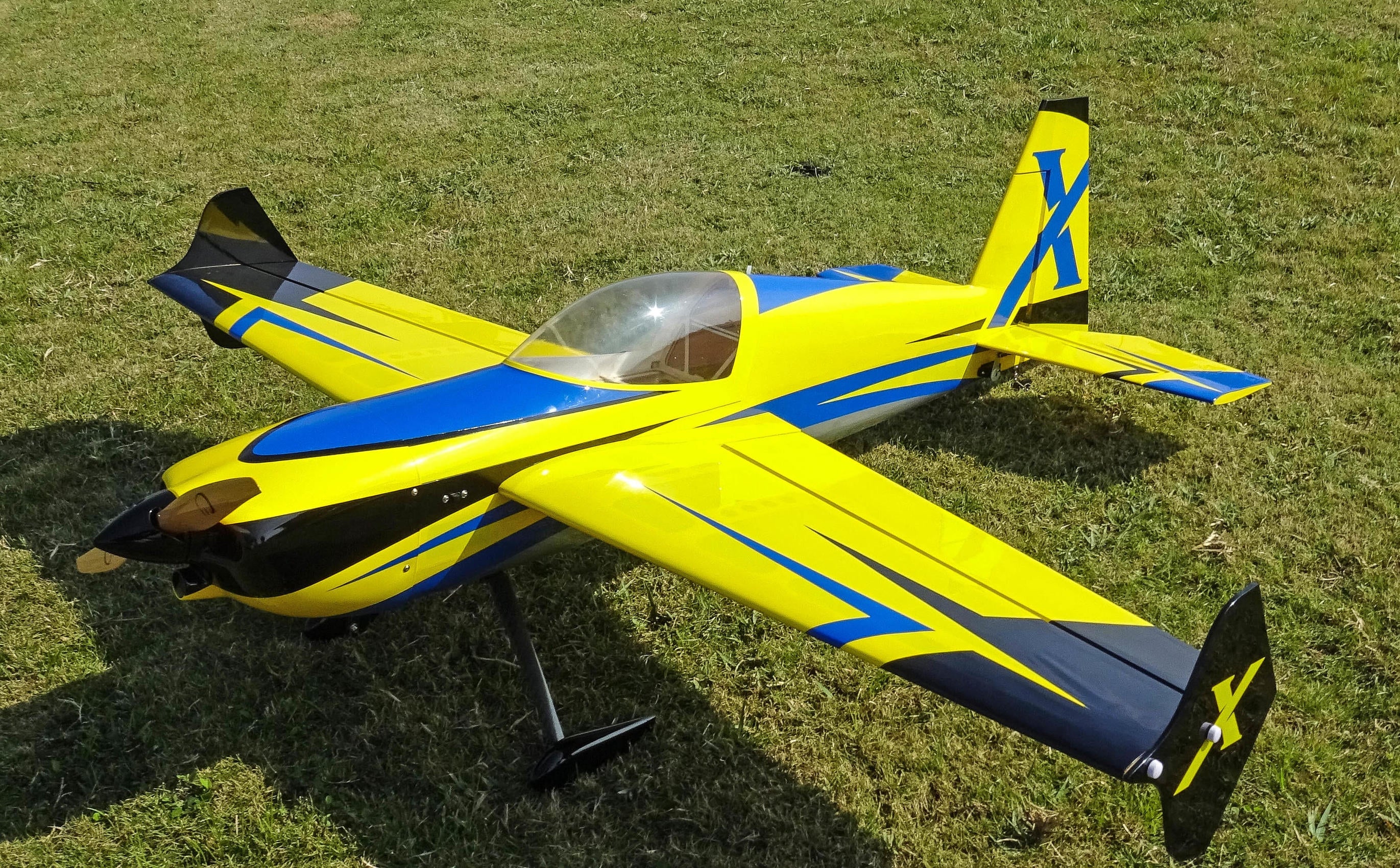 Extreme Flight 3DHS Slick 580 V2 60" Yellow/Blue - Image 2